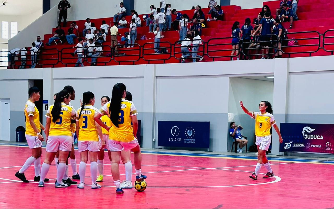 Equipo de fútbol sala femenino de la UNED se despide de los JUDUCA 2023