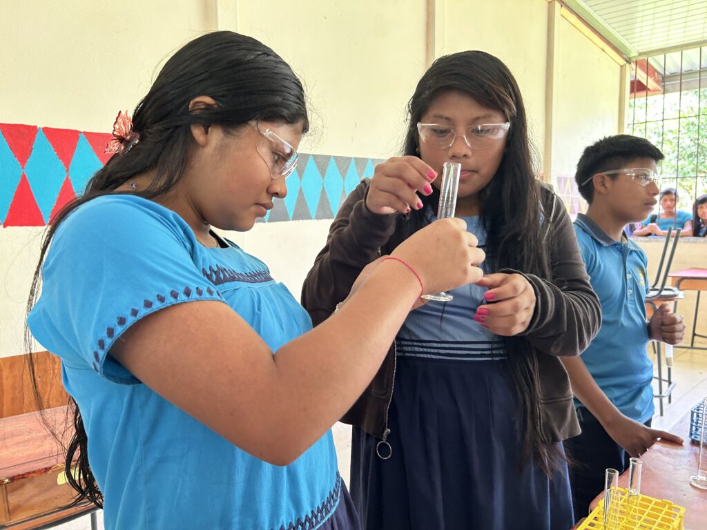 De manera coordinada con academicos de la UNED, estudiantes del centro educativo pudieron experimentar y aprender acerca de diversas áreas de la ciencia.