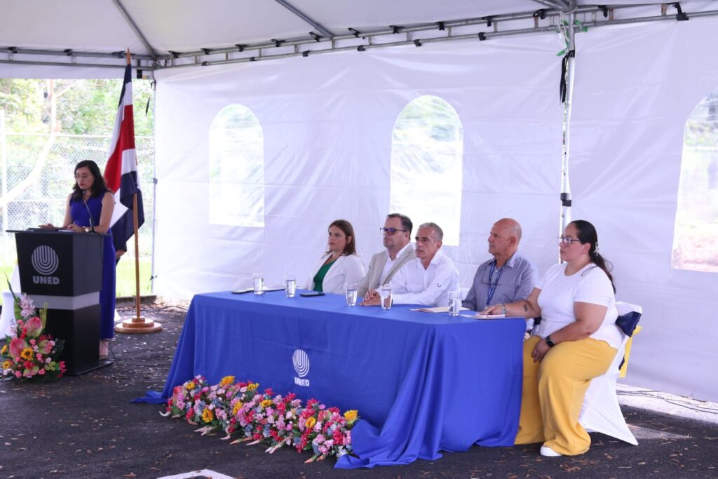 En la actividad de graduación participaron autoridades locales y universitarias.