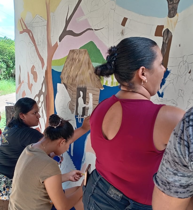 De manera coordinada con la comunidad, vecinos participaron en la elaboración del mural. 