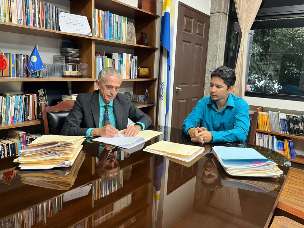 El rector de la UNED, Rodrigo Arias Camacho, firmó los primeros 32 contratos de UNED Impulsa. En la foto junto al director del programa, Luis Emilio Rodríguez.