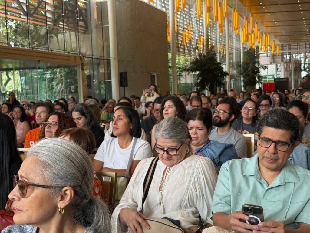 El evento tuvo lugar en el Centro Nacional de Convenciones y reunió a decenas de personas durante el conversatorio.