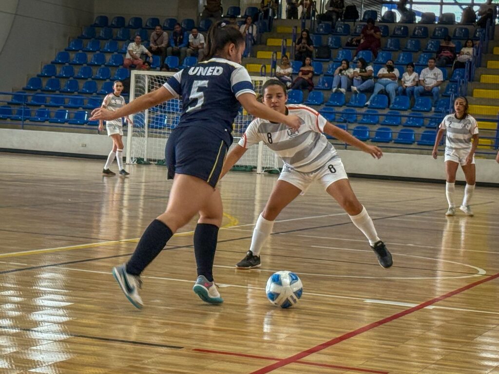 El encuentro de futsal entre la UNED y la UTN fue vibrante.
