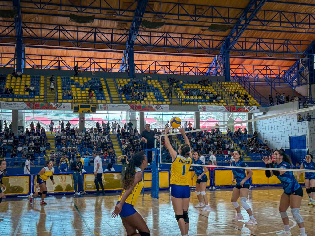 Durante más de dos horas el encuentro de voleibol femenino se desarrolló intensamente.