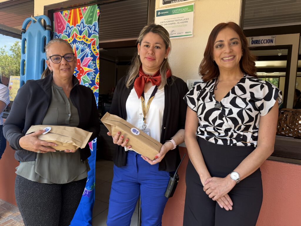 La galardonada al Premio Rubén Darío labora en el Liceo San Gabriel de Aserrí y fue visitada por la vicerrectora de Vida Estudiantil, Raquel Zeledón.