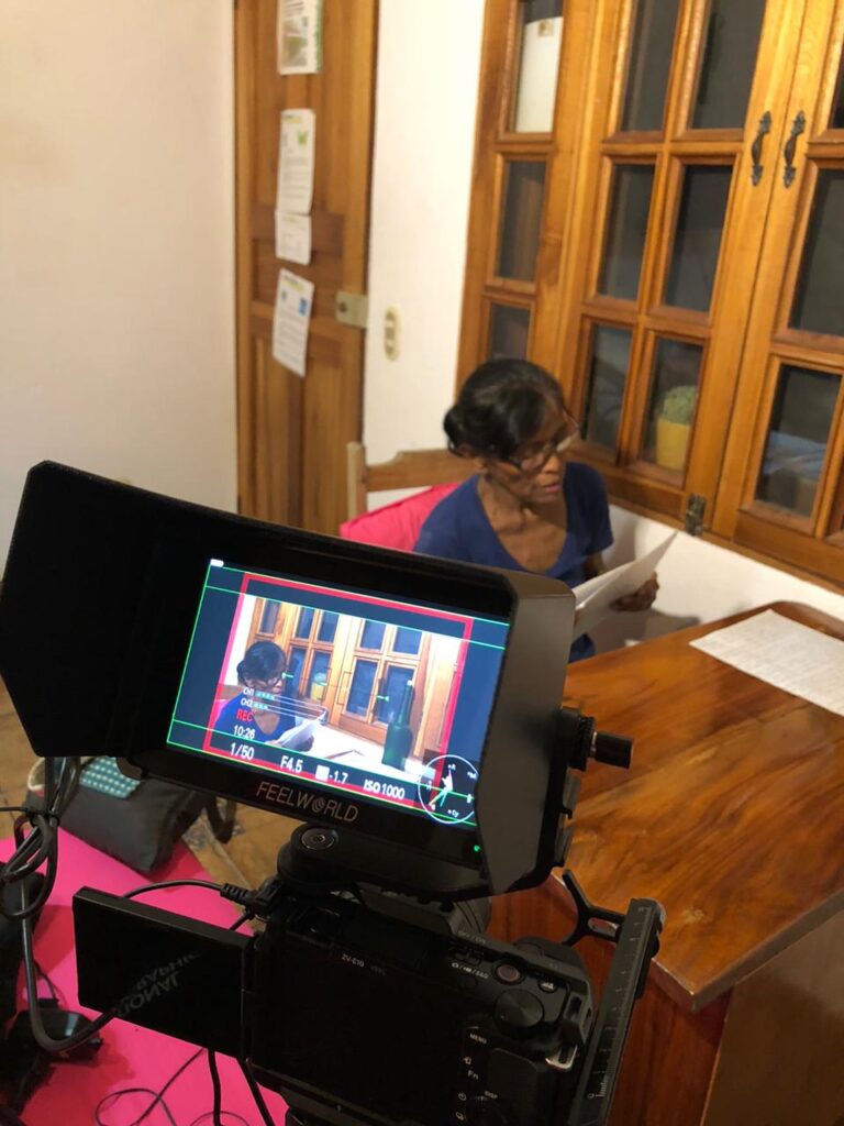 Audiovisuales UNED grabó en Talamanca a Juanita para la producción de este audiolibro.