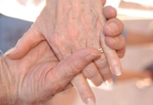 Abandono de personas adultas mayores se intensifica en Navidad y vacaciones