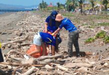 95 estudiantes de la UNED realizan jornada de limpieza en playas de Puntarenas