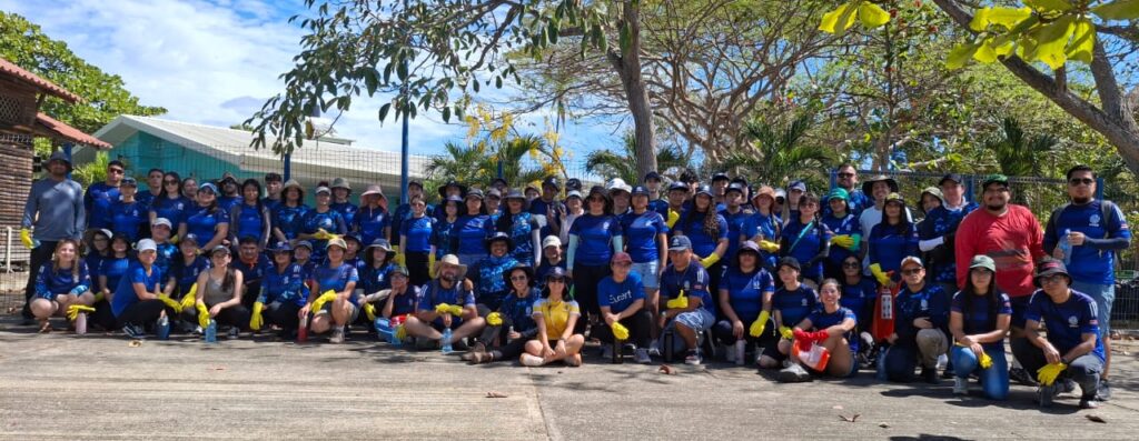 95 jóvenes de cinco sedes universitarias se unieron para embellecer el paisaje costero y sensibilizar a la comunidad sobre la importancia del reciclaje.