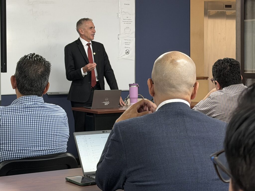El rector Rodrigo Arias Camacho, destacó el papel estratégico de la UNED en la formación de talento humano.