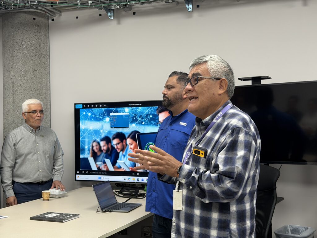 Representantes de COMEX, PROCOMER, universidades y la industria recorren los laboratorios de la UNED como parte de la agenda nacional en semiconductores.