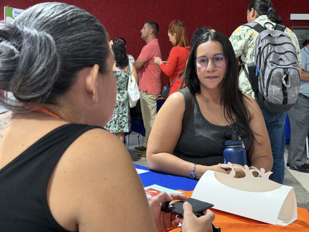 Participantes recorrieron la galería de carteles sobre procesos estratégicos de extensión.