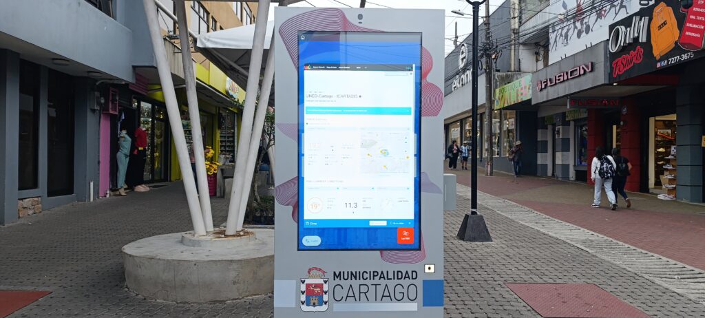El tótem informativo en el Bulevar de Cartago muestra en tiempo real datos meteorológicos generados por la UNED