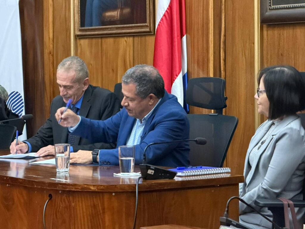 La firma se realizó este viernes 12 de junio en el gobierno local brumoso, consolidando una alianza estratégica en beneficio de las comunidades cartaginesas.