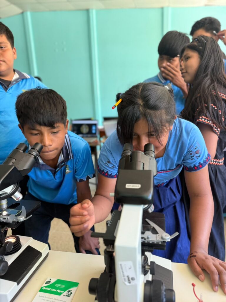 La UNED impulsa en territorio indígena un modelo innovador que integra tecnología, ciencia y enfoque intercultural para fortalecer la enseñanza de las ciencias y que será replicado en cuatro países.