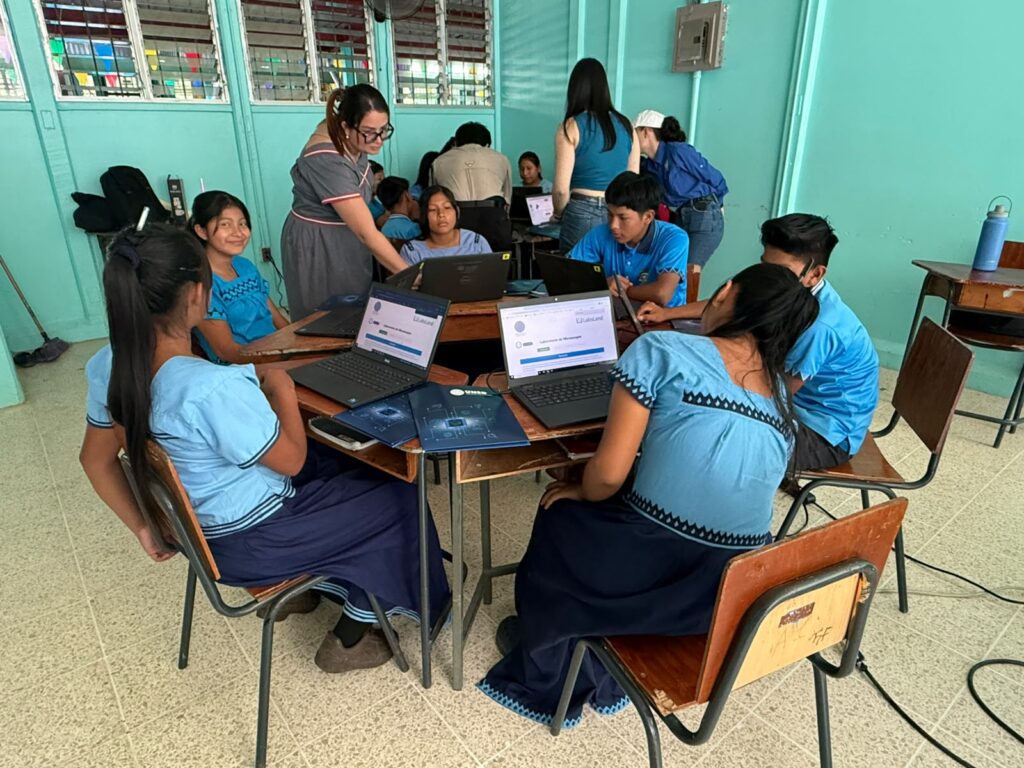 Estudiantes del Colegio Académico Indígena La Casona, en Coto Brus, realizan actividades de experimentación científica mediante laboratorios remotos como parte del proyecto internacional Experimenta+ liderado por la UNED.