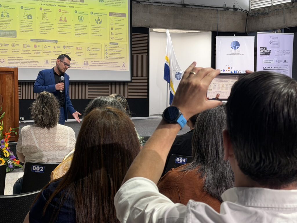 La inauguración de la exposición “¿Qué llevabas puesto?” se desarrolló este miércoles 12 de agosto en la sede central de la UNED, en Sabanilla.