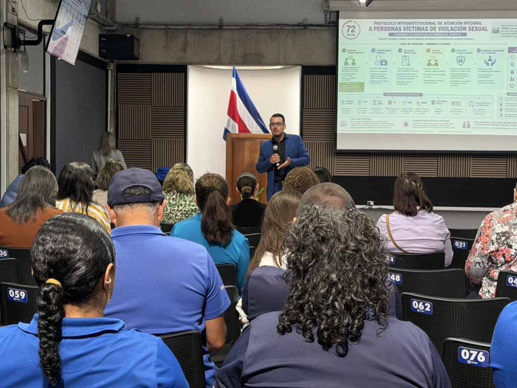Prendas y testimonios forman parte de una exposición que utiliza el arte para derribar mitos, generar conciencia y combatir la culpabilización de las personas sobrevivientes de violencia sexual.