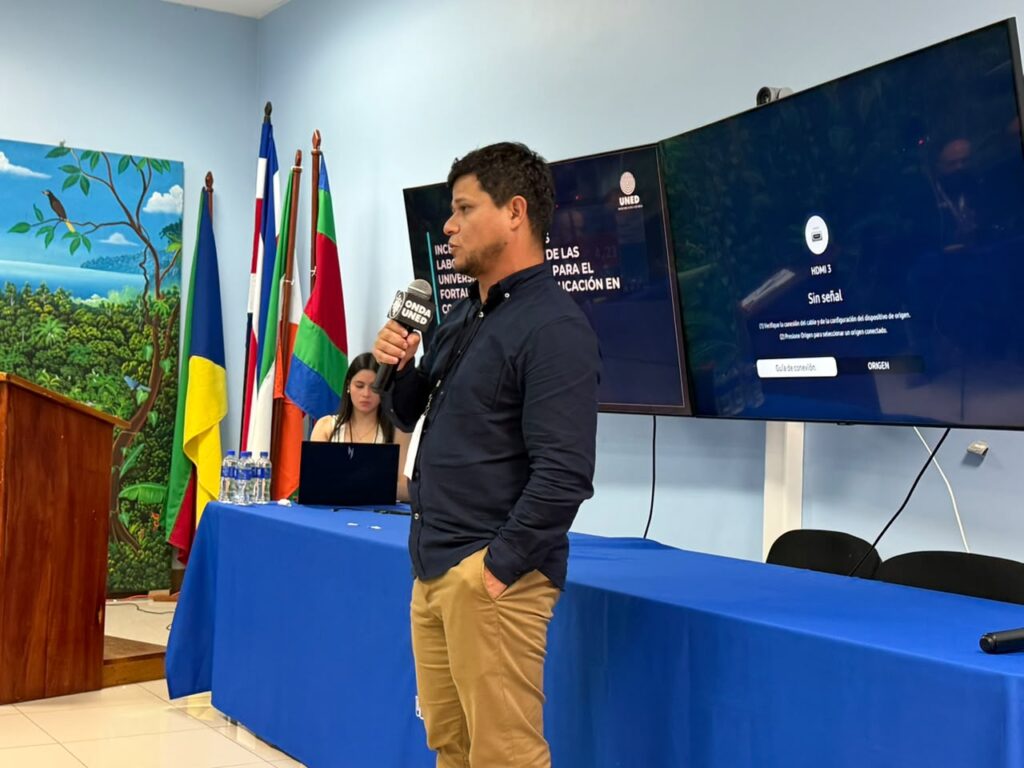 Carlos Arguedas Matarrita, coordinador de Laboratorios Remotos y Virtuales de la UNED, destacó cómo la inteligencia artificial y los laboratorios remotos pueden fortalecer la enseñanza de las ciencias durante el IX Seminario de Educación Científica y Tecnológica realizado en Upala.