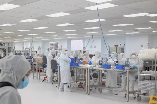La inversión extranjera directa mantiene cifras históricamente altas en Costa Rica, aunque las zonas francas muestran señales de menor dinamismo.