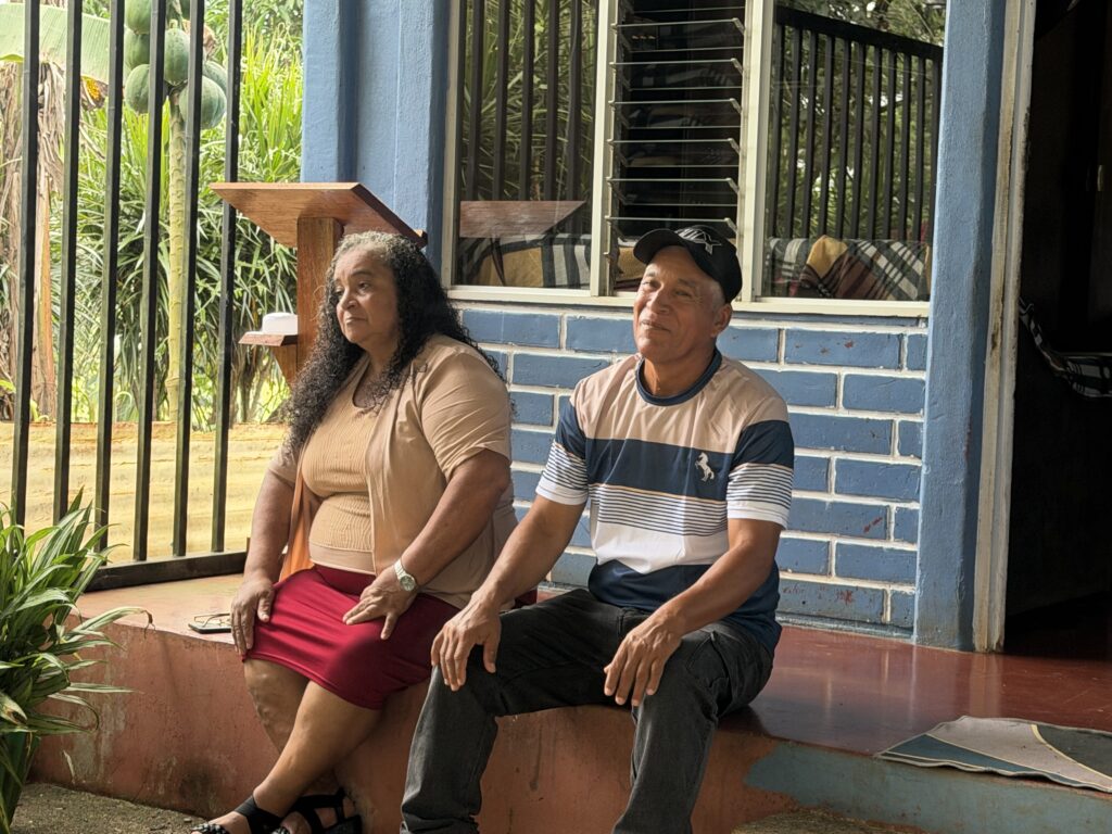 Los padres de Anabella Escalante Bucardo celebran con orgullo un reconocimiento que refleja años de esfuerzo, constancia y acompañamiento familiar desde San Isidro del Amparo, Los Chiles.