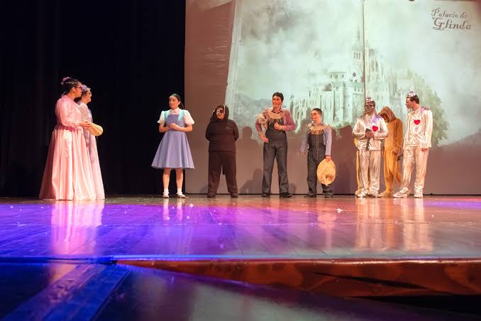 El Colectivo de Arte Inclusivo Rompecabezas de la UNED celebra 10 años de promover oportunidades para personas en situación de discapacidad con la puesta en escena de Sueño de una noche de verano, una producción que reúne a más de 50 participantes.